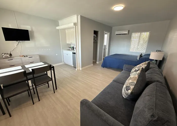 Barefoot Bay Motel 2*