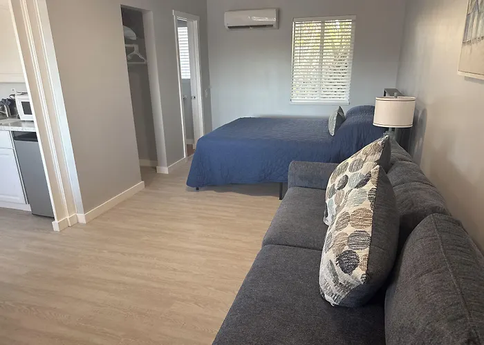 Barefoot Bay Motel